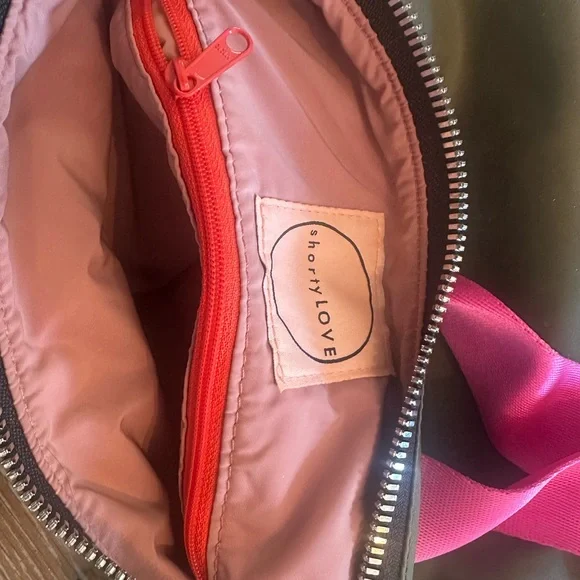 Shorty Love Olive Crossbody Bag with Pink Trim and matching wallet - Picture 4 of 16